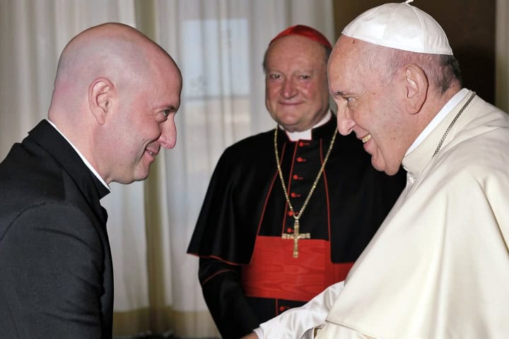 7. Padre Guilherme con el Papa Francisco. Foto - @padre.guilherme (Instagram)