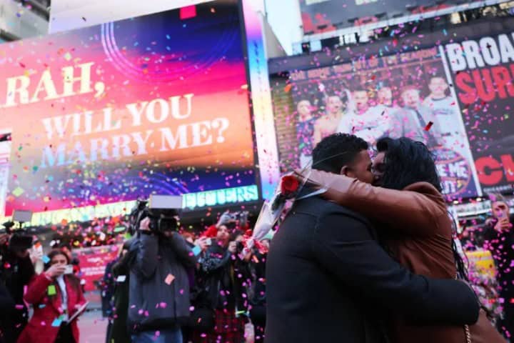 7. Pedida de matrimonio con pantallas de Time Square. Foto - Getty Images