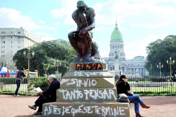 7. Vandalismo en El Pensador de Argentina. Foto - Chubutilne