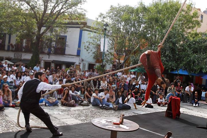 7. Circo callejero durante el Festival Internacional Cervantino 2009. Foto - Getty images