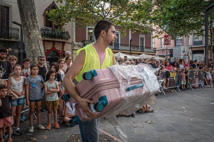 7. Campeonato Mundial de Lanzamiento de Maletas. Foto - El Periódico