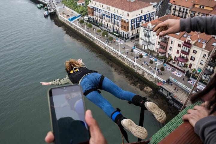 8. Salto en bungee desde el Puende de Vizcaya. Foto - El Correo