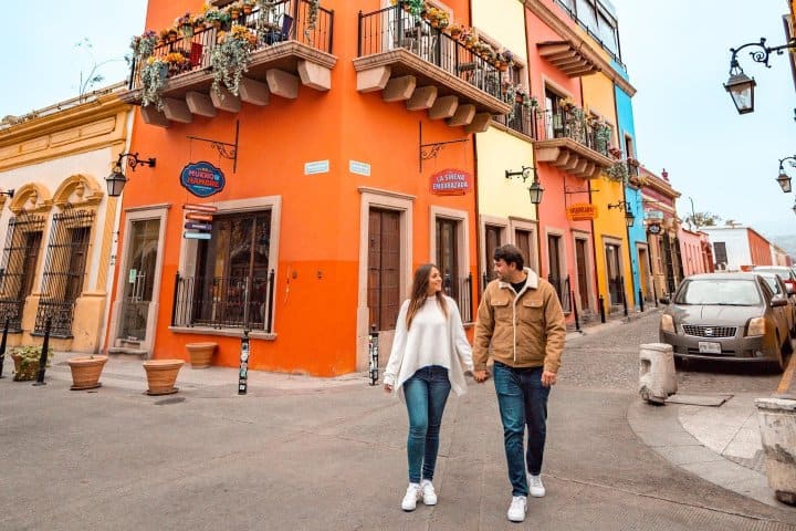 8. Pareja en Barrio Antiguo, Nuevo León. Foto - @elmundoenpareja_ (Instagram)