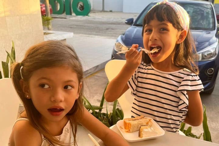 8. Niñas comiendo en La Piñata. Foto - Plato en La Piñata. Foto - La Piñata - Plato de Fiesta Yucateco (Facebook)