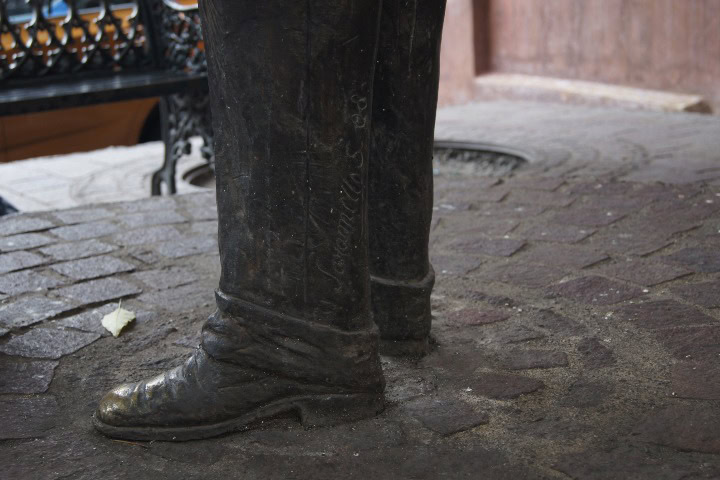 8. Firma de Raúl Jaramillo en la escultura de Diego Rivera. Foto - Gus Espinosa