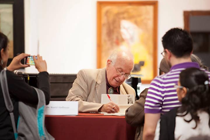 8. Roald Hoffmann (Premio Nobel de Química 1981) en firma de libros durante el Festival Internacional Cervantino 2015. Foto - Getty Images