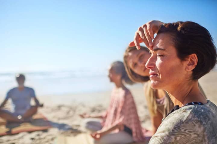 9. Sesión de yoga en la playa. Foto - Alamy