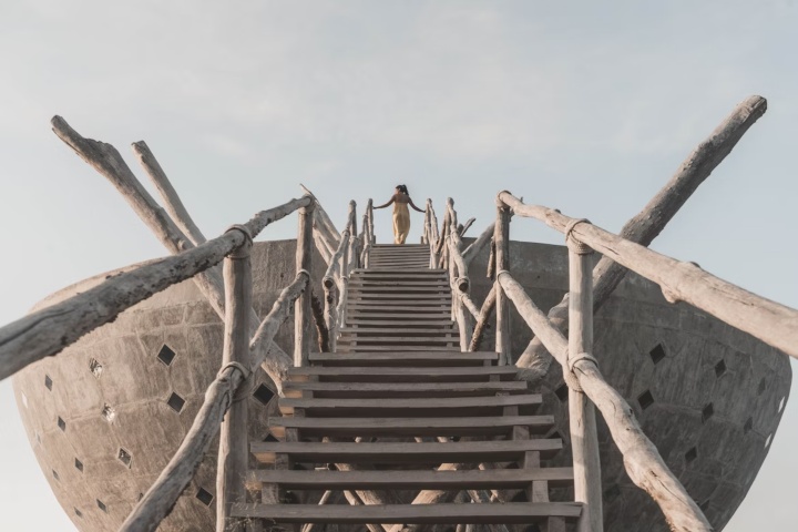9. Mujer subiendo al mirador de la Copa del Sol. Foto - jonasduecker (Unsplash)