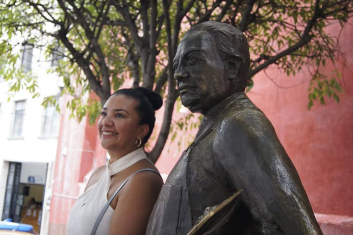9. Viajera con escultura de Diego Rivera en la Ruta Jaramillo. Foto - Gus Espinosa