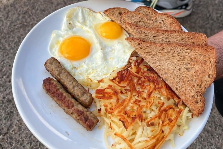 9. Huevo con pan, salchicha y papas hash brown. Foto - Casa El Desayuno (Facebook)