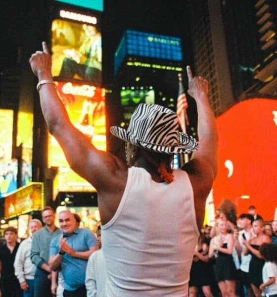 COMO APARECER EN LAS PANTALLAS DE TIMES SQUARE