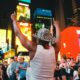 COMO APARECER EN LAS PANTALLAS DE TIMES SQUARE