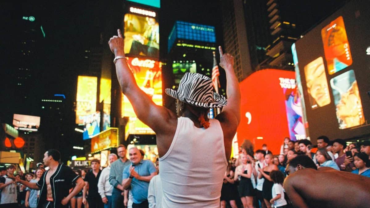 COMO APARECER EN LAS PANTALLAS DE TIMES SQUARE
