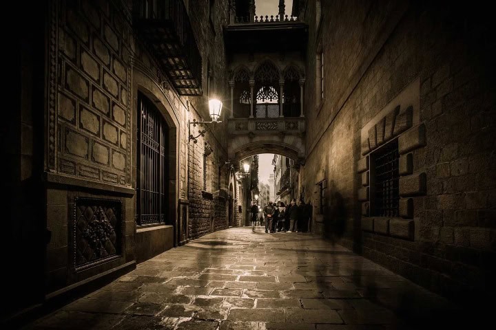 EXTRA. Callejón en Barcelona. Foto - Expatica