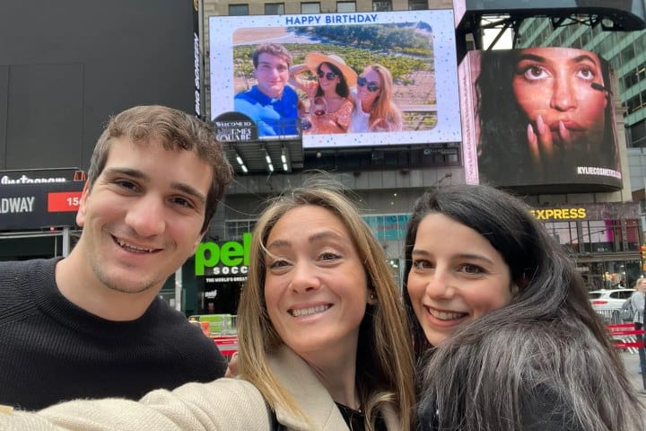 EXTRA. Familia con foto de cumpleaños en las pantallas de Times Square. Foto - Book Your Tour
