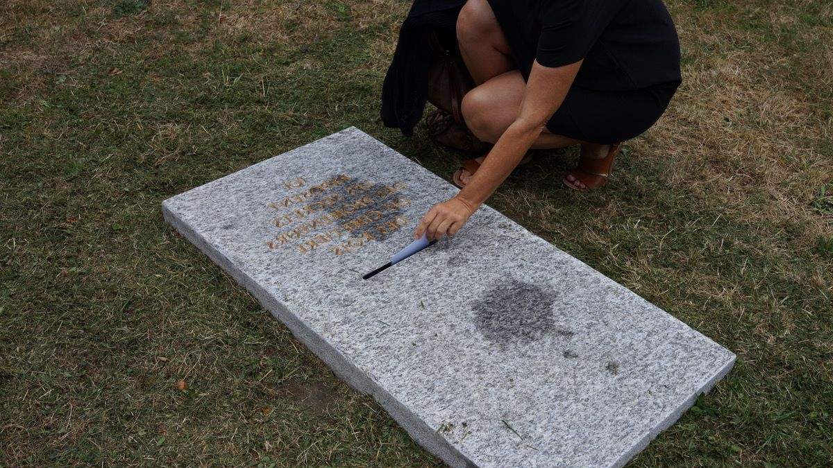 LLEVA TUS SECRETOS HASTA LA TUMBA EN EL CEMENTERIO DE LOS REYES