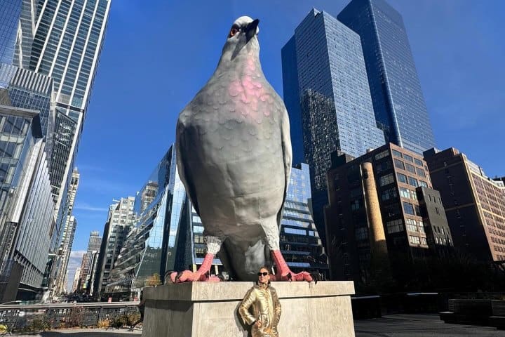 1. Viajera tomandose foto con Dinosaur, la paloma gigante de Nueva York. Foto - @laazcarateoficial (Instagram)