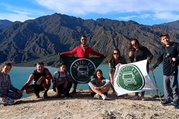 1. Grupo de viajeros a bordo del Hostel Bus Argentina. Foto - @hostelbusargentina (Instagram)