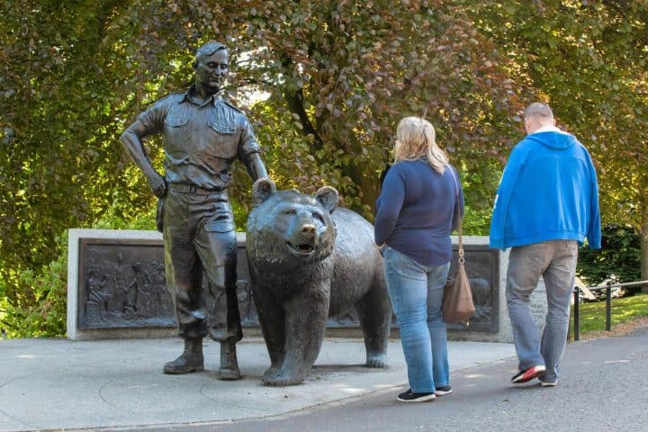 1. Visitantes en la escultura de WoJtek en Escocia. Foto - Alamy