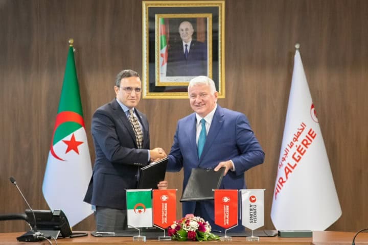 1. (De izquiera a derecha) Hamza Benhamouda, CEO de Air Algérie, y Bilal Ekşi, CEO de Turkish Airlines. Foto - Archivo Turkish