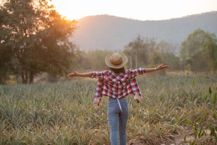1. Mujer en el campo. Foto - Freepik