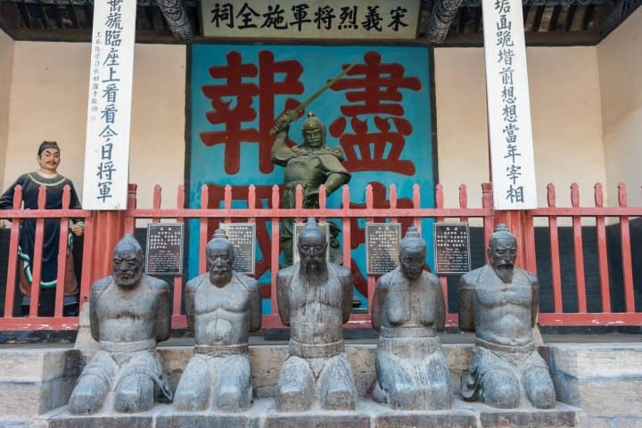 10. Esculturas de traidores frente a la estatua de Yue Fei. Foto - Alamy