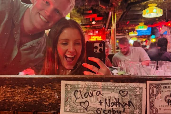 10. Pareja pegando dólar en McGuire's Pub. Foto - @clara.scoby (Instagram)