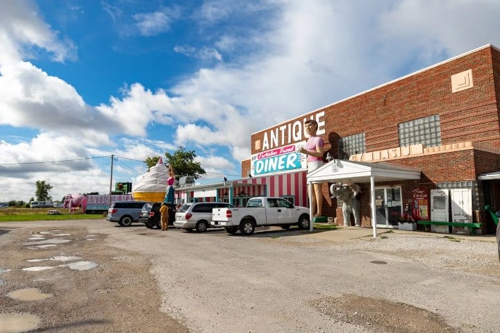 10. Pink Elephant Antique Mall. Foto - Route 66 Road Map