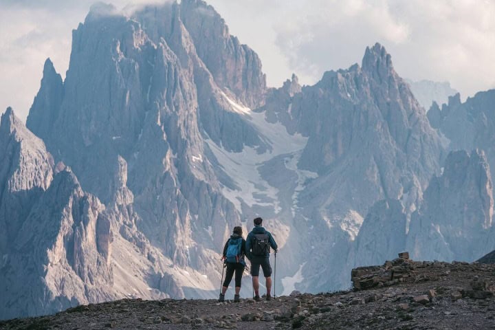 10. Viajeros en Dolomitas, Italia. Foto - Alamy