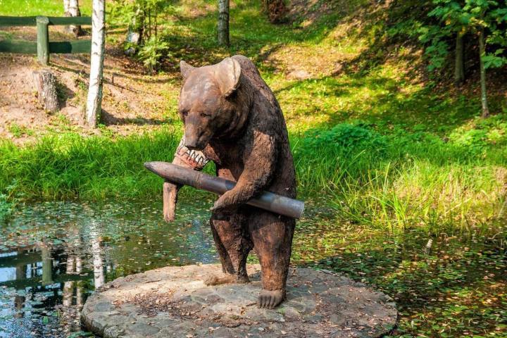11. Escultura del Oso Soldado en Centro de Educación y Promoción Regional de Szymbark, en Pomerania, Polonia. Foto - Alamy