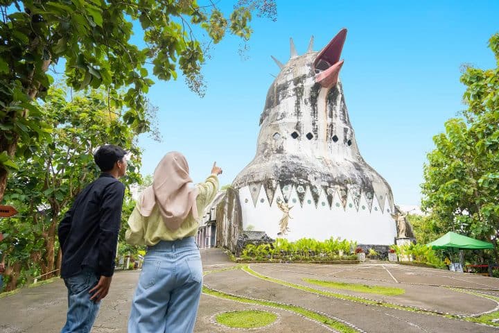 11. Visitantes frente a Gereja Ayam. Foto - Ticket punto com