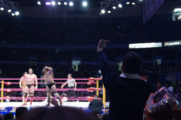 11. Aficionado discutiendo con luchador en la Arena Ciudad de México en Turiluchas. Foto - Gus Espinosa