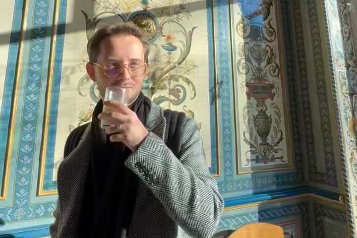 13. Visitante tomando un vaso de leche en Molkerei Gebrüder Pfund. Foto - @c_kamil (Instagram)
