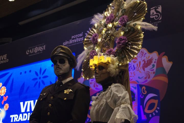 15. Personajes durante la conferencia de prensa del Festival de Día de Muertos de Guanajuato 2025. Foto - Gus Espinosa
