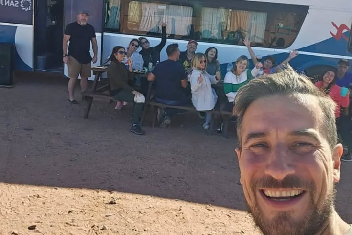 2. Comida a fuera del Hostel Bus luego de kilómetros de viaje. Foto - @hostelbusargentina (Instagram)