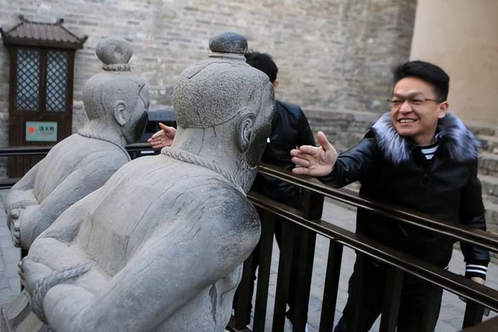 2. Esculturas de Qin Hui junto con su esposa Wang. Foto - msm