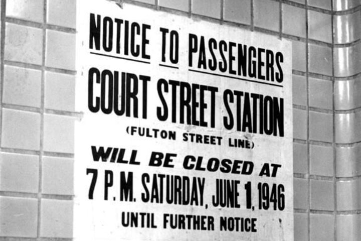 2. Aviso del cierre de la estación Court Street. Foto - New York Transit Museum (Facebook)