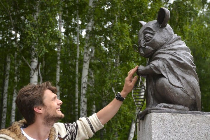 2. Visitante en el monumento al Ratón de Laboratorio. Foto - Sputnik Mediabank