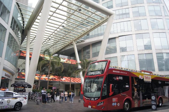 2. Turibus en Reforma 222. Foto - Gus Espinosa
