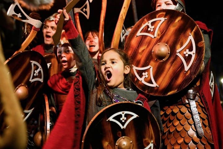 2. Jóvenes en el Up Helly Aa. Foto - Alamy
