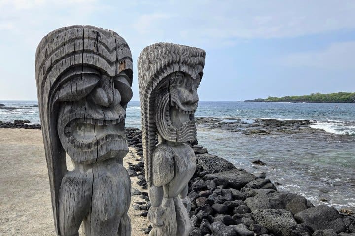 2. Esculturas tiki en el Parque Nacional Puʻuhonua. Foto - u/pkbowen (Reddit)