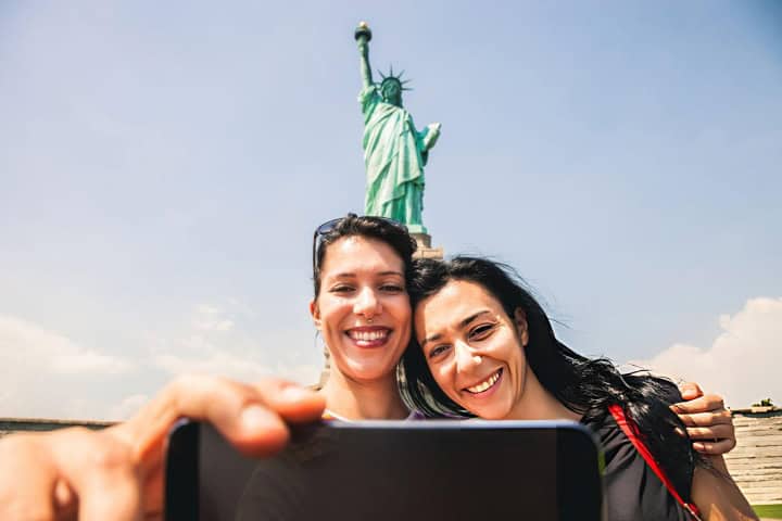 2. Viajeras en la Estatua de la Libertad. Foto - Getty Images