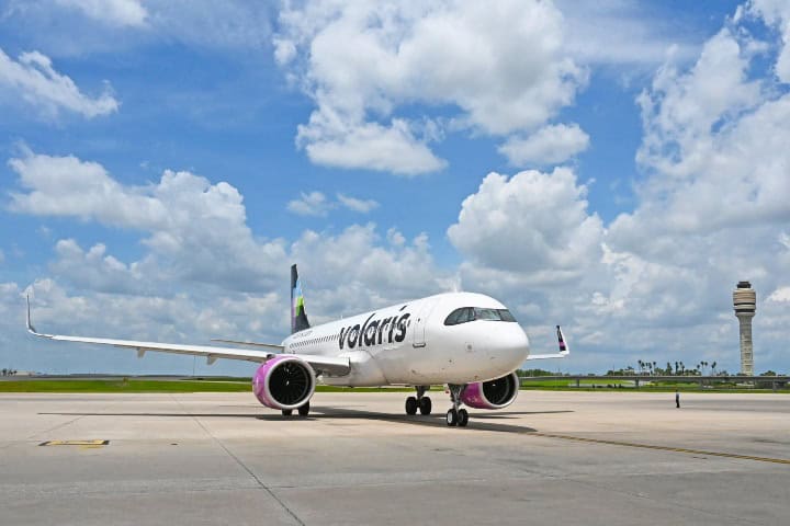2. Avión de Volaris en el Aeropuerto Internacional de Orlando (MCO). Foto - Orlando International Airport (MCO) (Facebook)