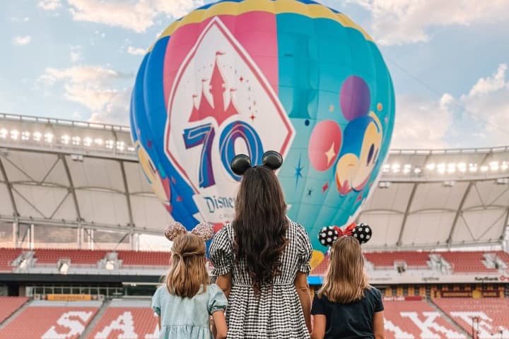 2. Globo "Celebrate Happiness!" del 70 aniversario de Disney. Foto - @mrktco (Instagram)