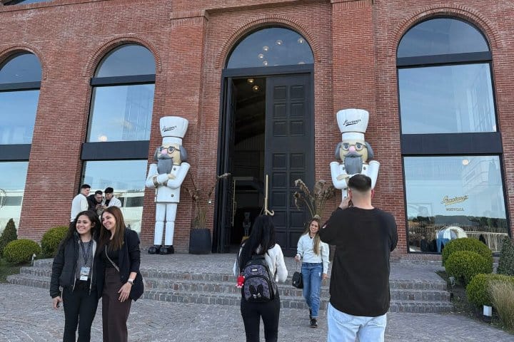 2. Entrada a Lucciano’s Central. Foto - Manuela Jazhal Tricerri (LinkedIn)