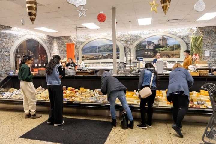2. Mostrador en Mars Cheese Castle durante épocas decembrinas. Foto - Getty Images
