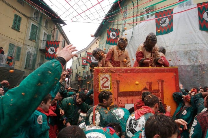 3. Guerra de Naranjas durante el Carnaval de Ivrea. Foto - Alamy