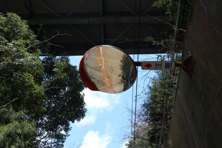 3. Espejo convexo puesto boca abajo a un lado del túnel. Foto - ¡Aprobación de Kioto!