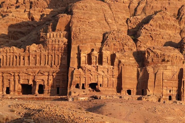 3. Las tumbas reales en Petra. Foto - universes.art