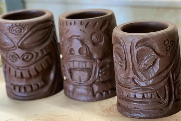3. Elaboración de vasos tiki. Foto - teralta art